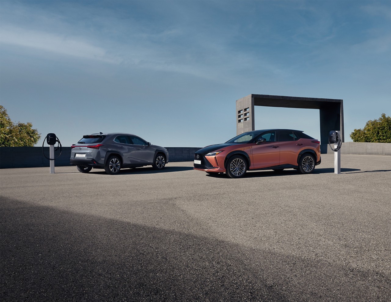 Lexus UX300e og RZ 450e på ladestasjon