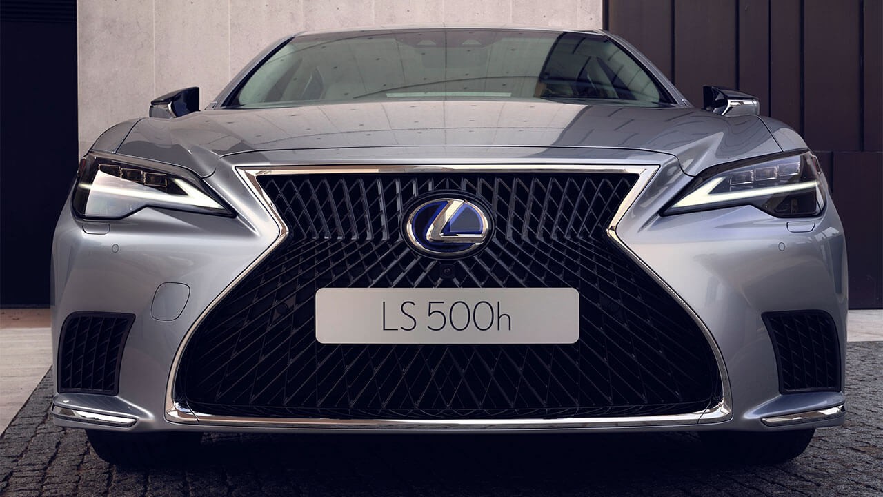 Lexus LS's grille 