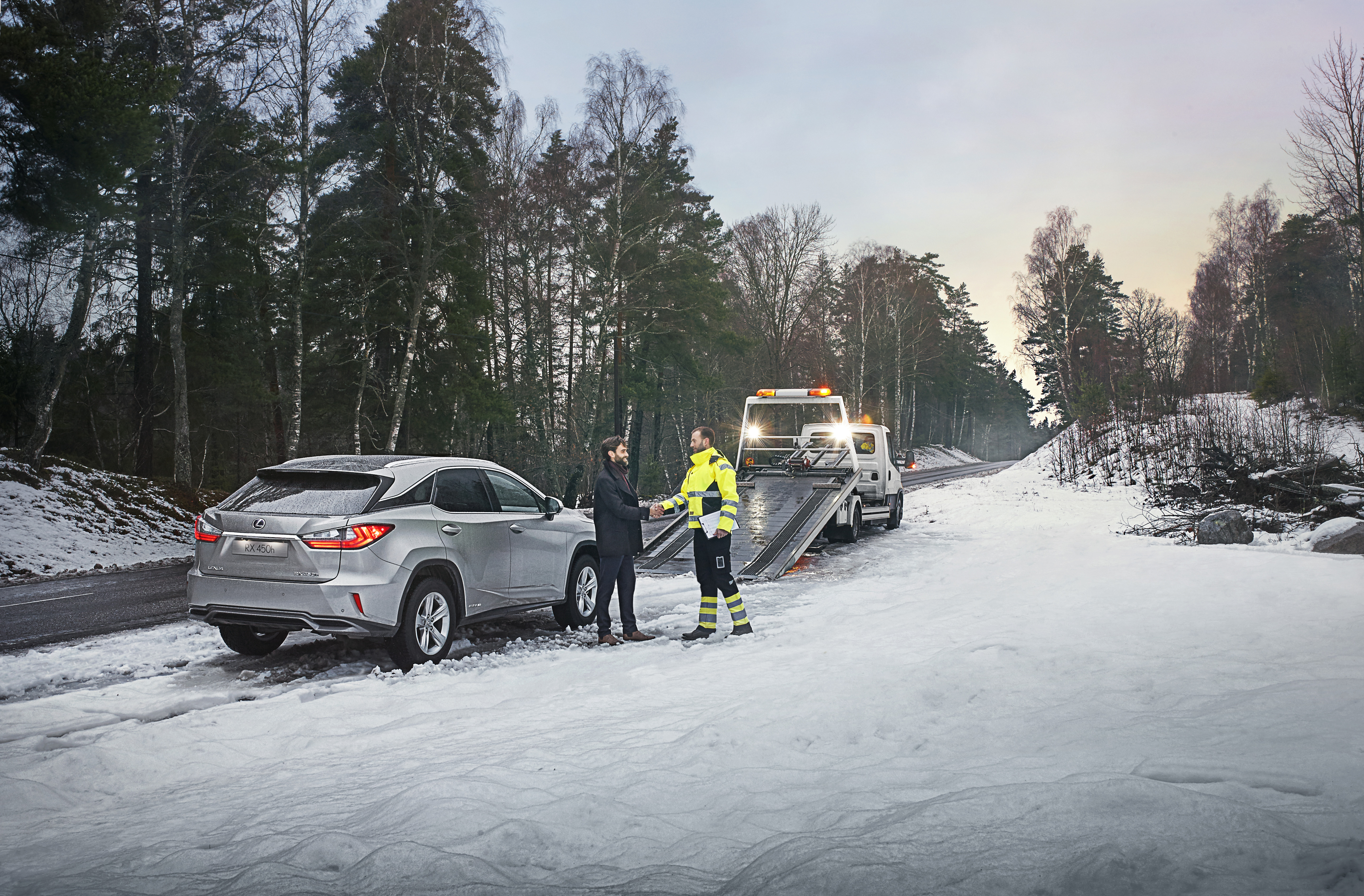 A Lexus RX 450h receiving roadside assistance